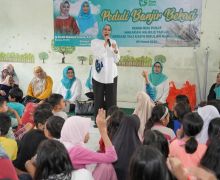 HMT Bantu Anak-Anak Korban Banjir Bekasi, Rustini Muhaimin: Ini Bulan Penuh berkah - JPNN.com