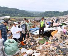 Sampah di TPA Sarimukti Longsor - JPNN.com