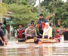 Banjir di Banyuasin, AKBP Ruri dan Bupati Askolani Bagikan Sembako untuk Masyarakat Terdampak - JPNN.com