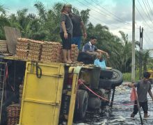 Truk Bermuatan 8 Ton Telur Terbalik di Jalintim Pangkalan Kerinci, Ini Dugaan Penyebabnya - JPNN.com