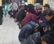 Ditangkap Polisi, Remaja Pelaku Tawuran Menangis di Depan Orang Tuanya - JPNN.com