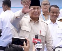 Enggan Tanggapi Pengesahan UU TNI, Prabowo Hanya Tersenyum dan Lambaikan Tangan - JPNN.com