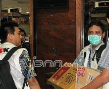 Petugas KPK Datang, Puluhan PNS di Luar Ruangan Hingga Sore - JPNN.com