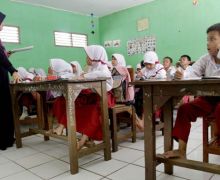 Kurang Tenaga Pendidik, Guru Ini Harus Mengajar 6 Kelas - JPNN.com