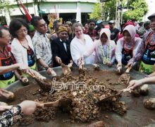 Festival Rujak Uleg, Tarik Perhatian Turis Asing - JPNN.com