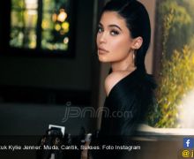 Kylie Jenner Manfaatkan Anak untuk Jual Kosmetik - JPNN.com