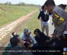 Penumpang Bus Melahirkan di Bahu Jalan Tol Cipali, Bayinya Perempuan - JPNN.com