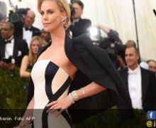 Charlize Theron: Beradegan Dewasa dengan Wanita Itu Mudah - JPNN.com