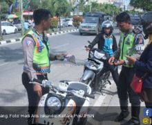Polisi Cegat Pengendara yang Merokok di Jalan, Dikasih Nasi Bungkus - JPNN.com