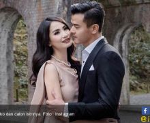 Berbusana Merah, Dion Wiyoko Rayakan Imlek Pertama Bareng Putrinya - JPNN.com