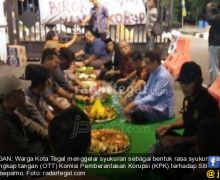 KPK Bekuk Siti Masitha, Warga Tegal Tumpengan di Depan Balai Kota - JPNN.com