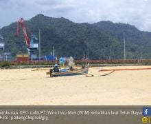 Tumpahan CPO PT WIM sudah Mengendap di Pasir Teluk Bayur - JPNN.com