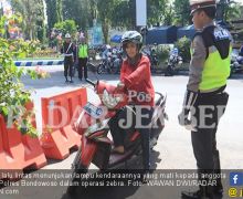 Ogah Ditilang, Ibu Ini Minta Polisi Salahkan Pabrik Motornya - JPNN.com