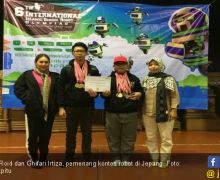 Hebat! Dua Pelajar Surabaya Menang Kompetisi Robot di Jepang - JPNN.com