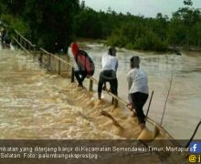 Martapura Diterjang Banjir, Jembatan Terancam Putus - JPNN.com