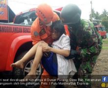 Dramatis, Evakuasi Paksa 2 Lansia di Lereng Gunung Agung - JPNN.com