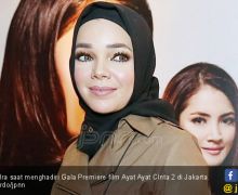 Dewi Sandra Senang Kepoin Orang Berhijrah - JPNN.com