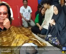 Nomo Terisak Meratapi Jenazah Yon Koeswoyo - JPNN.com