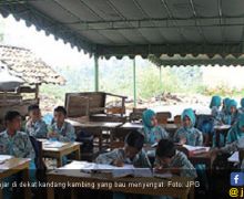 Tak Punya Kelas, Siswa Belajar Ditemani Kambing dan Ayam - JPNN.com