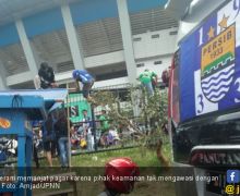 Persib vs Sriwijaya FC: Sesak, Bobotoh Panjat Pagar - JPNN.com