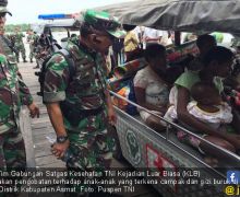 Satgas Kesehatan TNI Evakuasi Pasien Ke RSUD Agats - JPNN.com