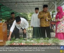 Ziarahi Makam Kiai Hasyim, Kang Hasan Teringat Sosok Teladan - JPNN.com