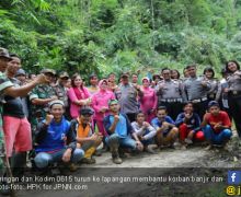 Lihat, Polres Kuningan-Kodim 0615 Solid Bantu Korban Banjir - JPNN.com