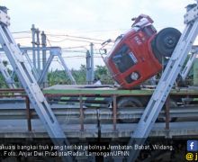 Jembatan Babat Ambruk, Truk Dipotong Jadi 3 Bagian - JPNN.com