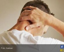 Sakit Leher Akibat Salah Bantal, Atasi dengan 3 Trik Jitu Ini - JPNN.com