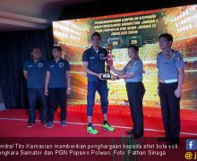 Kapolri Beri Penghargaan kepada Tim Bola Voli - JPNN.com