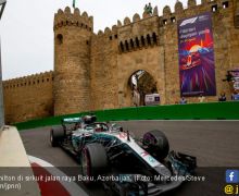 Manfaatkan Baku Hantam, Lewis Hamilton Menangi F1 Azerbaijan - JPNN.com