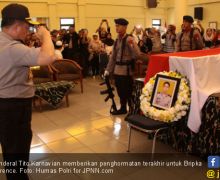 Penghormatan Terakhir Jenderal Tito Untuk Bripka Marhum - JPNN.com