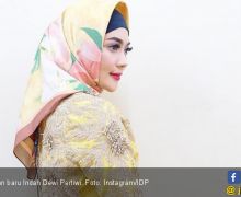 Berhijab, Indah Dewi Pertiwi Tetap Eksis di Dunia Hiburan - JPNN.com