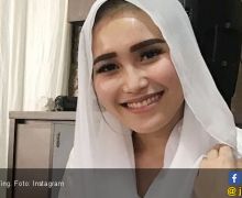 Umrah 12 Hari, Ayu Ting Ting Pengin Berdoa Minta Jodoh - JPNN.com