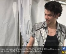 James Bay Pakai Batik untuk We The Fest 2018 - JPNN.com
