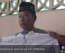 32 Tahun Mengabdi, Petugas Kebersihan Diberi Hadiah Naik Haji - JPNN.com