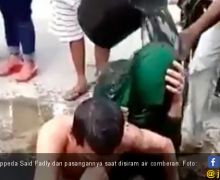 Video Pejabat dan Pasangannya saat Disiram Pakai Air Got - JPNN.com