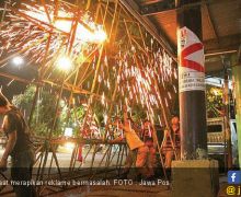 Satpol PP Surabaya Bersihkan Reklame Bermasalah - JPNN.com