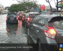 Tips Berkendara Aman Saat Musim Hujan - JPNN.com