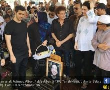 Isak Tangis Keluarga Ahmad Albar di Pemakaman Faldy Albar - JPNN.com