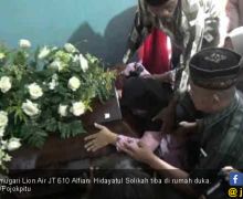 Jenazah Pramugari Lion Air Tiba di Rumah, Sang Ibu Histeris - JPNN.com