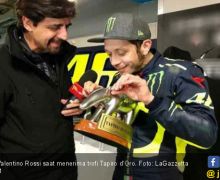 Boncos di MotoGP 2018, Rossi Santai Terima Trofi Pecundang - JPNN.com