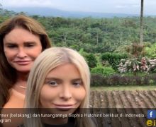 Berlibur di Indonesia, Ayah Kendall Jenner Foto Bareng Tunangan di Sawah - JPNN.com