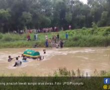 Tak Ada Jembatan, Pelayat Berenang Gotong Jenazah di Kali Lamong - JPNN.com