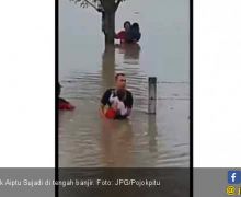 Kisah Heroik Aiptu Sujadi, Selamatkan Anak-Anak Terjebak Banjir 2 Meter - JPNN.com