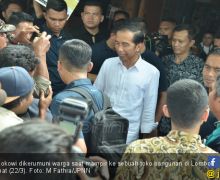 Jokowi Mendadak Hentikan Mobil Kepresidenan dan Masuk Toko Bangunan - JPNN.com