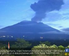Jelang Matahari Muncul, Gunung Agung Erupsi Setinggi 1.000 Meter - JPNN.com