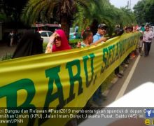 Relawan Bentangkan Spanduk Kemenangan Prabowo - Sandi di Depan Gedung KPU - JPNN.com