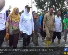 Kunjungi Warga, Bu Khofifah Terjang Banjir - JPNN.com
