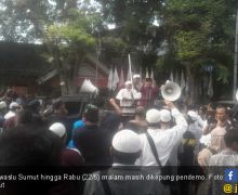 Massa Demonstran Kepung Bawaslu Sumatera Utara - JPNN.com